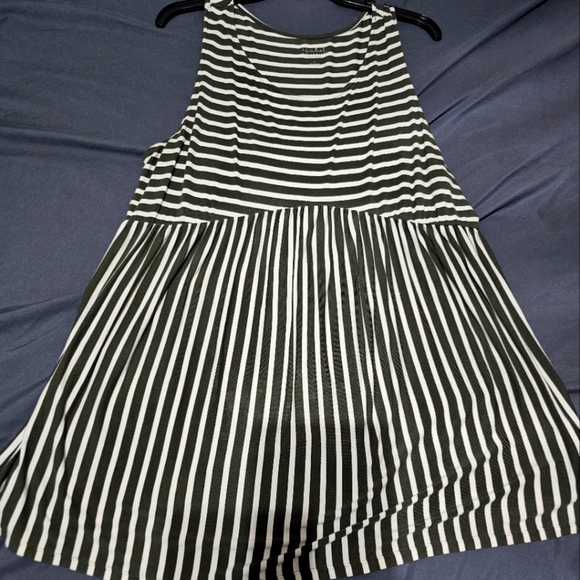 Isabel maternity olive green white striped sleeveless top large - Picture 1 of 2